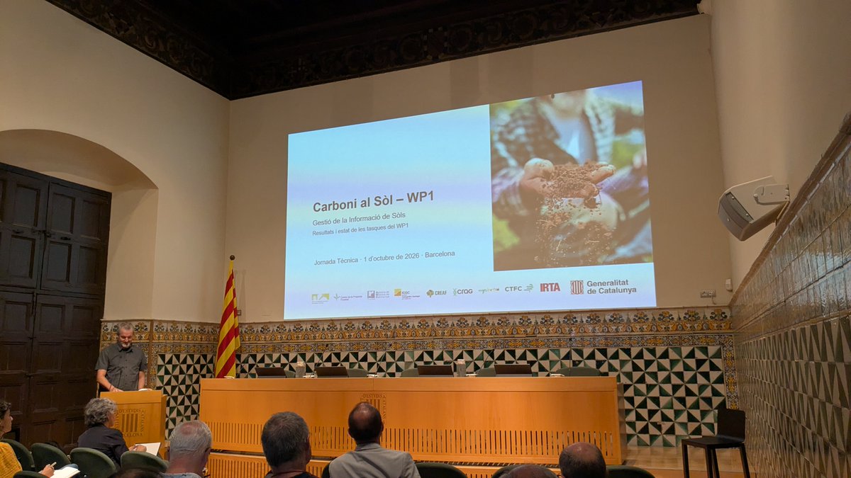 ICGCat's tweet photo. Els sòls poden emmagatzemar carboni i evitar que una part acabi a l’atmosfera com a CO₂. Conèixer-los millor ajuda a aprofitar aquesta capacitat. A la jornada #CarboniAlSòl, presentem 1.530 perfils i 3.900 horitzons incorporats a la Geobase de sòls. @agriculturacat https://t.co/aVwJT8qSEv