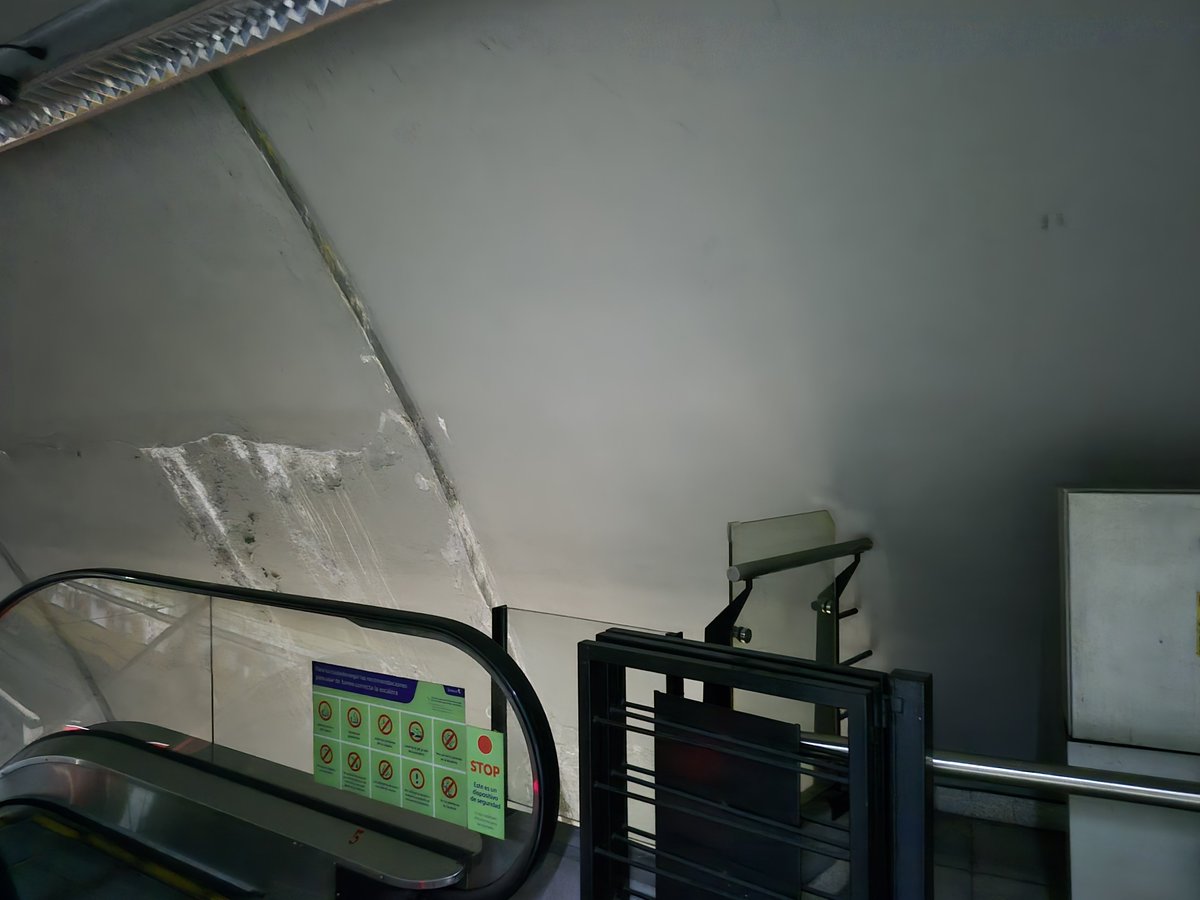 cholegil1976's tweet photo. @basubte @BA147  @gcba @jorgemacri 
En la estación del subte B de Echeverría hay muchas filtraciones bajando por las escaleras al andem del lado que va a Alem. Ya lo vengo denunciando hace años. Hicieron un arreglo estético que NO sirvió para nada.
Denuncio por esta via porqu... https://t.co/cKvEeEABTI