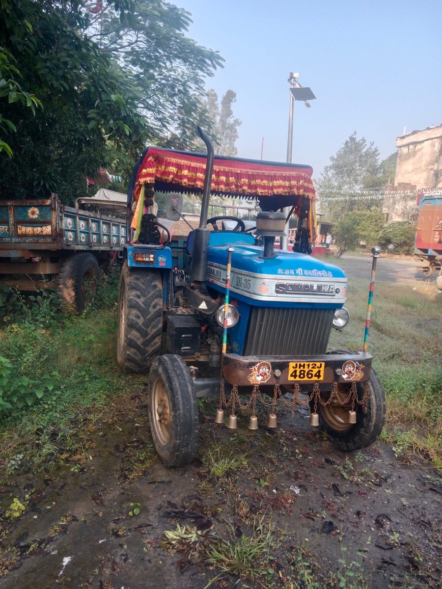 spkoderma1's tweet photo. पुलिस अधीक्षक, कोडरमा के निर्देशानुसार अवैध बालू के उत्खनन, परिवहन एवं भंडारण के विरुद्ध चलाए जा रहे विशेष अभियान के क्रम में नवलशाही थाना पुलिस ने अवैध बालू लदे 02 ट्रैक्टरों को जब्त करते हुए 02 चालकों को गिरफ्तार किया गया।@DigHazaribagh @JharkhandPolice https://t.co/LCYWY3w1No