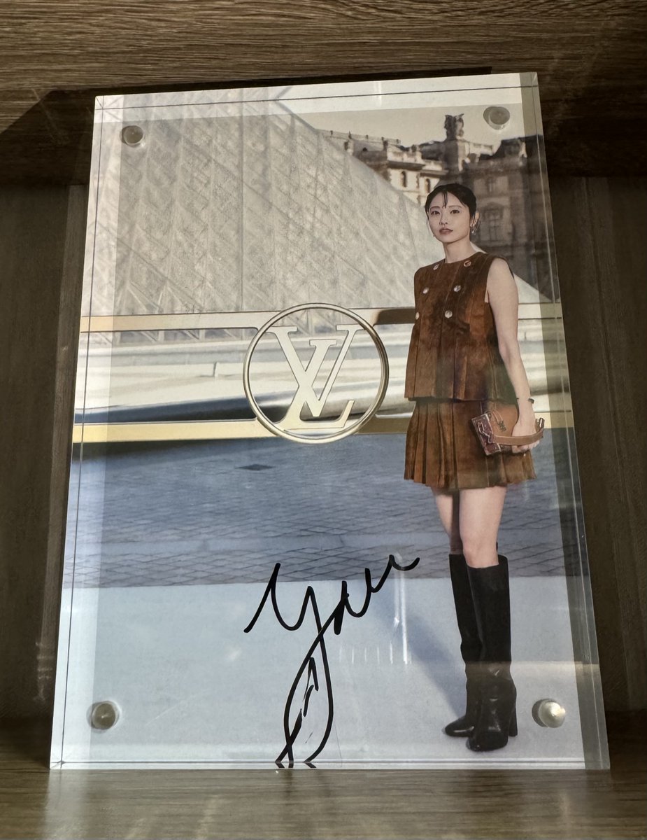 seriume's tweet photo. 映画『バッド・ルーテナント：トウキョウ』TOKYOプレミア カーペットイベント

矢吹恭二役の小栗旬さん、亜矢子役の向里祐香さんのサインを額装✨

分厚いアクリル板に挟んで飾るのがルーティン👍

埃を抜くのが楽しい時間でもあり、地味に大変💦

#バッドルーテナントトウキョウ
#悪より悪い悪いヤツ https://t.co/6elQzMd2YX