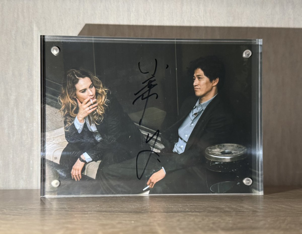 seriume's tweet photo. 映画『バッド・ルーテナント：トウキョウ』TOKYOプレミア カーペットイベント

矢吹恭二役の小栗旬さん、亜矢子役の向里祐香さんのサインを額装✨

分厚いアクリル板に挟んで飾るのがルーティン👍

埃を抜くのが楽しい時間でもあり、地味に大変💦

#バッドルーテナントトウキョウ
#悪より悪い悪いヤツ https://t.co/6elQzMd2YX