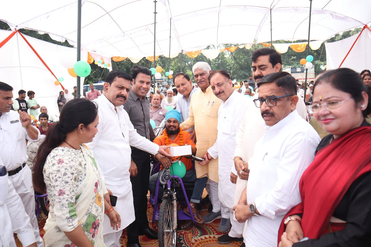 SaharanpurDm's tweet photo. #सेवा_संकल्प_अभियान के तहत सेवा मेरा योगदान कार्यक्रम में माननीय जनप्रतिनिधीकरण की उपस्थिति में कृत्रिम अंग एवं सहायक उपकरण योजनान्तर्गत पात्र दिव्यांगजनों को सहायक उपकरणों का वितरण किया गया 
@CMOfficeUP @UPGovt @ChiefSecyUP @InfoDeptUP https://t.co/Ezd2pt2UP2