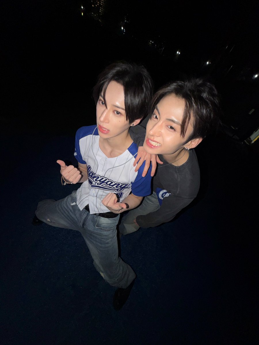 zjhdestiny's tweet photo. group hug to all the rosez stans right now we all prayed for times like this https://t.co/lfIWj8cAKg