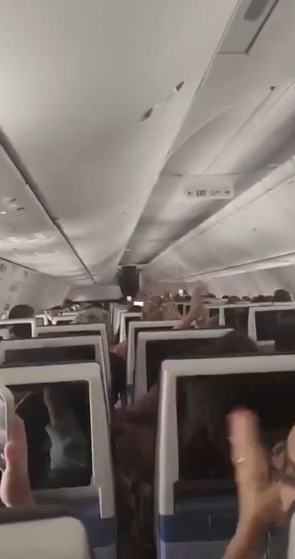 mdenaxa's tweet photo. ✈️🇮🇱✈️ Απο τη μια η κατάσταση του αεροσκάφους της Singapore Airlines τον Μάιο του 2024, όταν το αεροπλάνο έκανε βουτιά 54 μέτρων σε μόλις 4,6 δευτερόλεπτα. Απο την άλλη η κατάσταση του αεροσκάφους της Flydubai που έκανε απότομη κάθοδο πάνω από 14.000 πόδια, δηλαδή περίπου 4.267 μέτρα, σε λιγότερο από 30 δευτερόλεπτα. 
Τα συμπεράσματα δικά σας