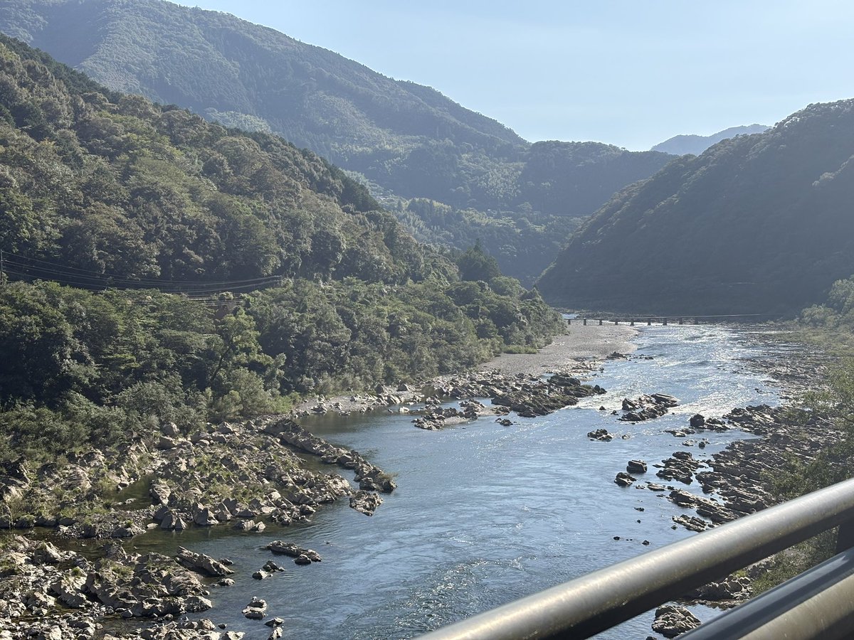 kai_yuzuki's tweet photo. 宿で自転車借りてたから、半家の沈下橋まで行ってみたよーさすがに足パンパンやw

そして沈下橋近くに可愛いモデルさんがおった🐈 https://t.co/26iQGhT1v5