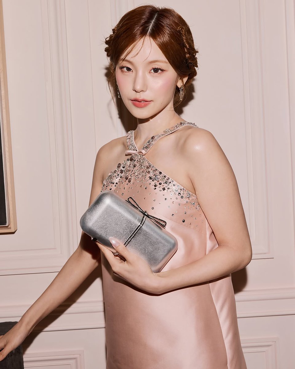 yejigallery's tweet photo. #YEJI rogervivier instagram update https://t.co/QyPmvhw8eu
