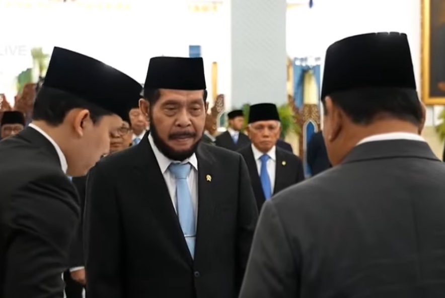 tempedotc0's tweet photo. ETSS BELUM SELESAI... SELAIN RG, ADIK IPAR JOKOWI YAITU ANWAR USMAN JUGA DILANTIK HARI INI MENJADI WANTIMPRES 🤓☝🏻

SEKADAR PENGINGAT, BAHWA ANWAR USMAN DIBERHENTIKAN DARI KETUA MK 2023 LALU KARENA TERBUKTI MELAKUKAN PELANGGARAN KODE ETIK OLEH MKMK.

ATUR SEBRENGSHAKE MUNGKIN... 😹☝🏻