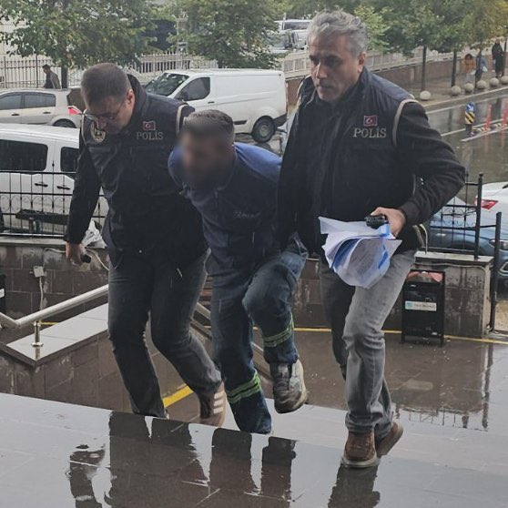 corluduysun's tweet photo. Tekirdağ'da Türk bayraklarını çöpe atan, ardından çöpten çıkararak "Vatan hainleri bayrak atmışlar" diyerek görüntüleri sosyal medyada paylaşan kişinin aynı şahıs olduğu belirlendi.  

Gözaltına alınan şüpheli adliyeye sevk edildi. https://t.co/k5dHPhPN93