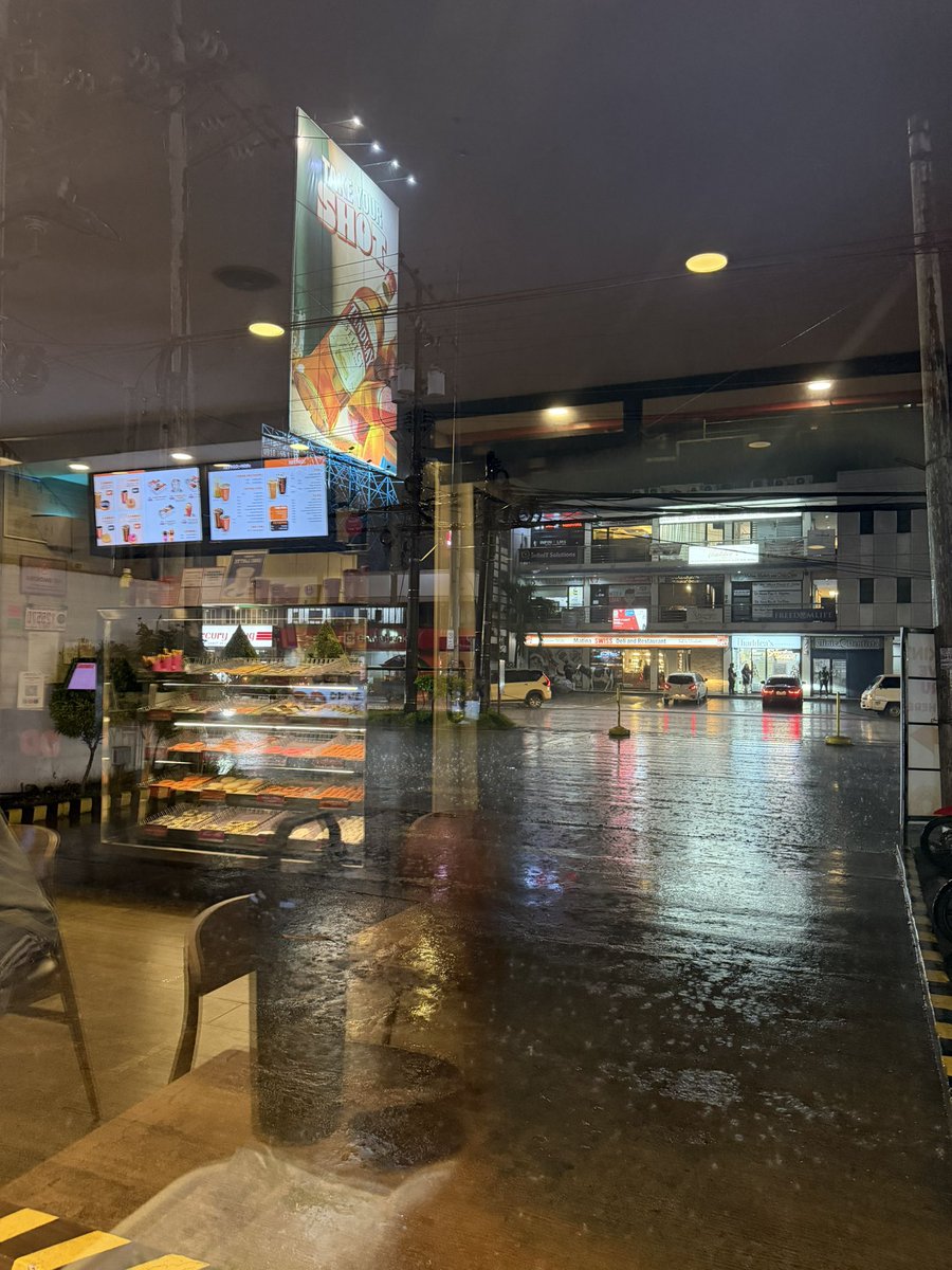 nabunturanguy's tweet photo. I’m stuck at Dunkin. 
Malakas ang ulan sa labas. 
Malakas din ang Ingglesan sa kabilang table.  Interview daw ito ng applicants for call center jobs.  The BPO company paid this Dunkin branch ₱3K, consumable, as a venue for the interviews.  
Dumudugo na tenga ko sa karirinig ng Ingglisan.  Tama naman ang grammar ni madam interviewer. But the applicants? I pity them.  It’s a torture to listen to them.