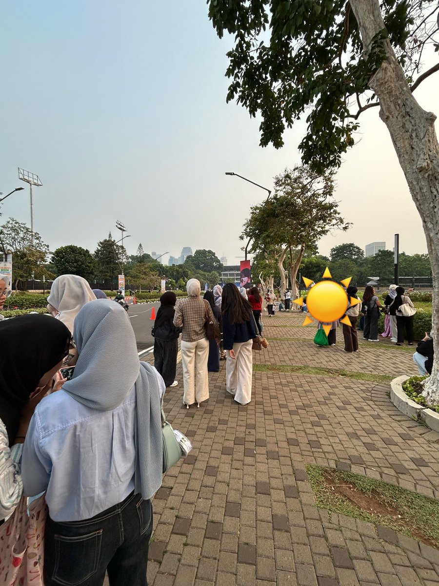 fullseunoia's tweet photo. Haechan’s banner queue today and at every concert is always impactful one, so insanely long 💛

just arrived and his sunflowers are everywhere. you’re forever loved our superstar, see you and your biggest shine tomorrow!!!✨☀️

#THEREDLINE_JAKARTA #HAECHAN #해찬 https://t.co/Fb33hCi0DZ