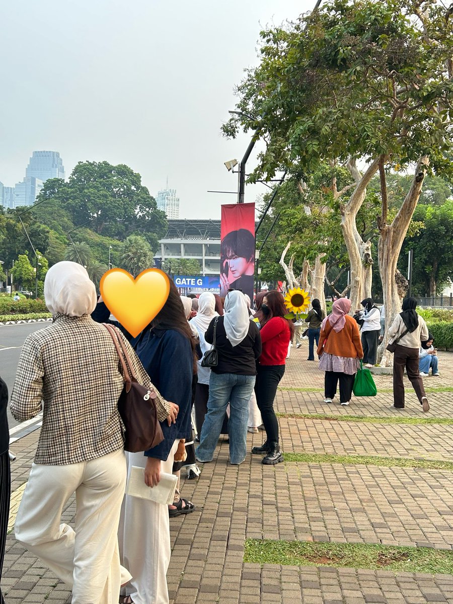 fullseunoia's tweet photo. Haechan’s banner queue today and at every concert is always impactful one, so insanely long 💛

just arrived and his sunflowers are everywhere. you’re forever loved our superstar, see you and your biggest shine tomorrow!!!✨☀️

#THEREDLINE_JAKARTA #HAECHAN #해찬 https://t.co/Fb33hCi0DZ