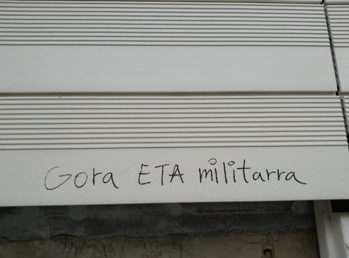 Jucil_Vizcaya's tweet photo. Así ha amanecido la calle Cataluña, Basauri.

"Gora ETA militarra"

Para quienes dicen que la banda terrorista no existe y que la kale borroka es una teoría conspiranoica.

Hay que recordar que en las calles de Vancongadas hay pistoleros no arrepentidos en libertad como Txeroki. https://t.co/haBF2XfPty