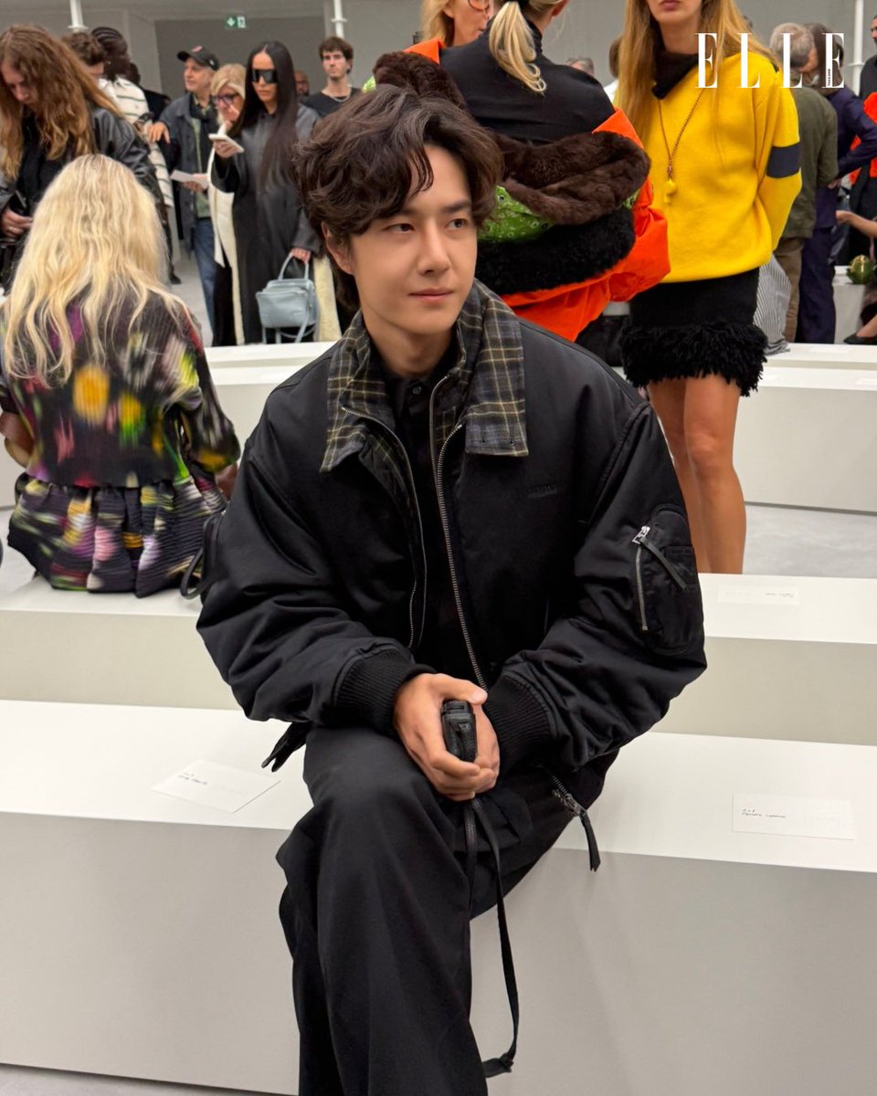 ELLEThailand's tweet photo. เปิดโมเมนต์ของ Wang Yibo โกลบอลแอมบาสซาเดอร์ของ LOEWE ที่เข้าร่วมชม LOEWE คอลเล็กชั่น Spring/Summer 2027 ผลงานการรังสรรค์ของ Jack McCollough และ Lazaro Hernandez 

#ELLEThailand
#LOEWE
#WangYibo https://t.co/OdbDuDv7tj