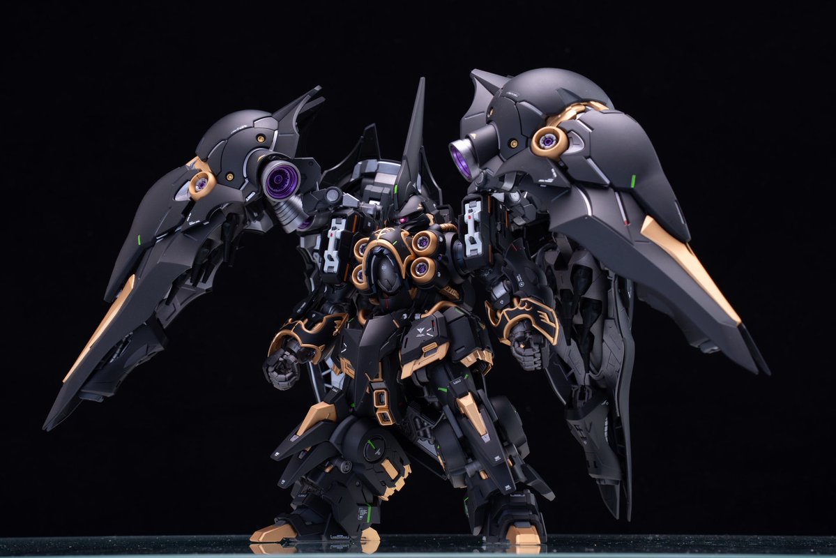 sketbb's tweet photo. MGSD クシャトリヤ完成しました！
バンシィをイメージした配色で、黒と金をベースに仕上げました
付属しているクリアパープルが黒金との相性が良かったのでバーニアなどもパープルにしました
サイコフレームをイメージした緑は、筆塗りで部分的に追加しています https://t.co/w7s0McUclM