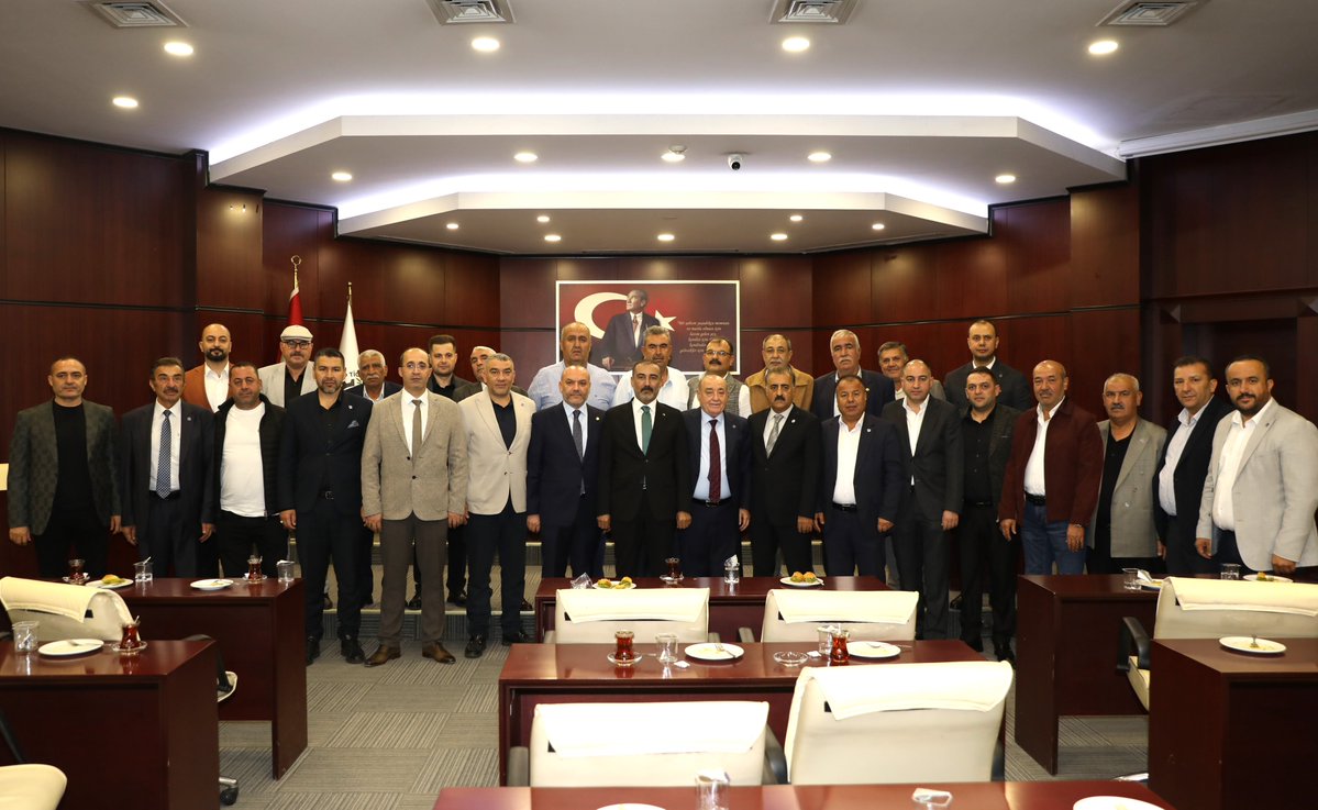 MTuncayYildirim's tweet photo. Gaziantep Esnaf ve Sanatkârları Odaları Birliği (GESOB) Başkanımız Sayın Ünal Akdoğan ve beraberindeki kıymetli oda başkanlarımızı Odamızda ağırladık.

Destekleri, samimiyetleri ve gönülden yanımızda olmaları bizler için çok kıymetli.

Başta Birlik Başkanımız Ünal Akdoğan olmak üzere, ziyaretleriyle bizlere güç veren tüm oda başkanlarıma ayrı ayrı şükranlarımı sunuyorum.

Biz bu şehrin esnafıyla, tüccarıyla, sanayicisiyle büyük bir aileyiz. Gaziantep için dün olduğu gibi bugün de birlikteyiz, bir aradayız. 🤝
