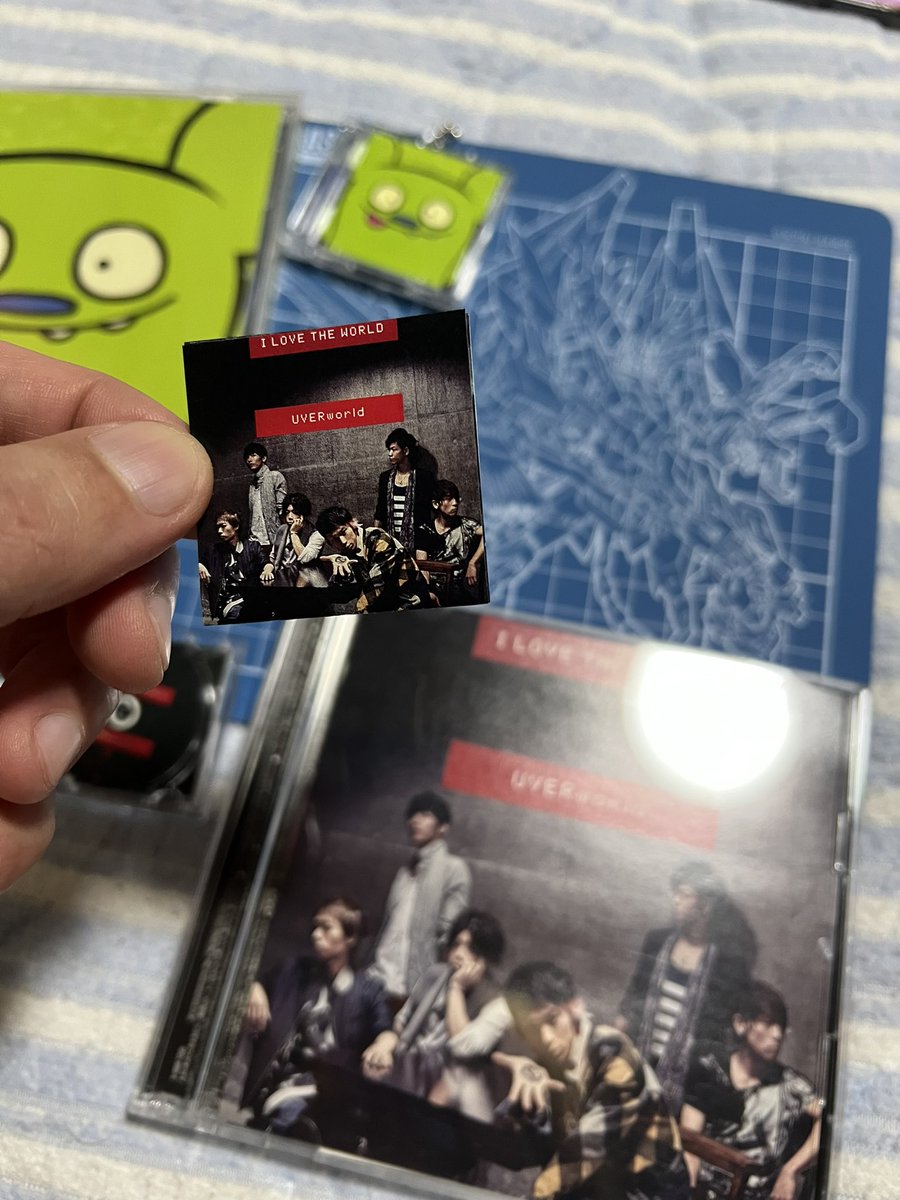 _mocchi's tweet photo. チャンスはブックレットの内側も再現した
PRIME熱かったなぁ…いちいち余韻が…

I LOVE THE WORLDは三つ折りブックレットでちゃんとジャケットデザイン変えられるようにしたよ
内側は貼り合わせることになるから、折り目の都合で断念

みんなもお気に入りのCDを持ち歩くとよい
( ´◞౪◟`) https://t.co/6dTopt0e3J