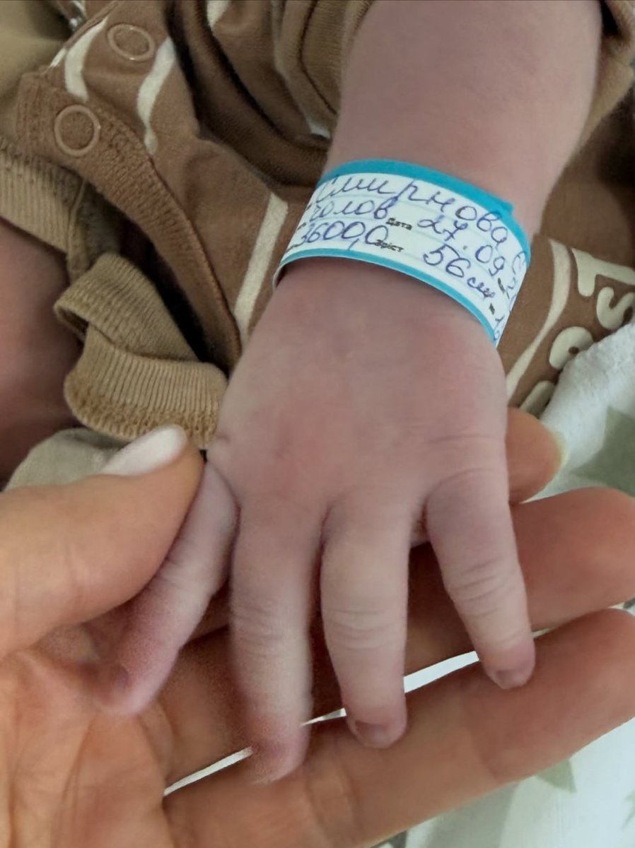 UKRINFORM's tweet photo. 🤱🏼 У військової Єви Смирнової (Юнги) народився син. Батько хлопчика військовослужбовець Данило Смирнов із позивним Серфер, який загинув на фронті на початку вересня.

«Євген Данилович, aka mini-Surfer», — написала Єва.

📸 olimpiawhitemustache / Instagram https://t.co/HWXDigHRow