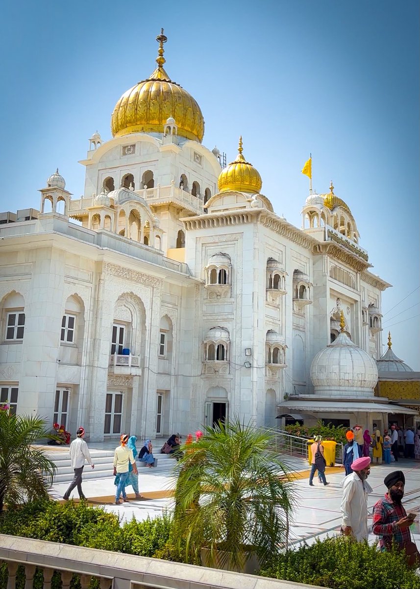 RajaBrar_INC's tweet photo. ਥਿਰੁ ਘਰਿ ਬੈਸਹੁ ਹਰਿ ਜਨ ਪਿਆਰੇ॥
ਸਤਿਗੁਰਿ ਤੁਮਰੇ ਕਾਜ ਸਵਾਰੇ॥੧॥ ਰਹਾਉ॥

ਵਾਹਿਗੁਰੂ ਜੀ ਦੀ ਅਪਾਰ ਬਖਸ਼ਿਸ਼ ਹੈ ਕਿ ਉਹਨਾਂ ਨੇ ਮੇਰੇ ਹਿੱਸੇ ਜੋ ਵੀ ਕਾਜ ਪਾਇਆ ਉਹਨੂੰ ਮੈਂ ਹਮੇਸ਼ਾ ਤਨਦੇਹੀ ਨਾਲ ਪੂਰਾ ਕੀਤਾ। ਪੰਜਾਬ ਲਈ ਸਦਾ ਸੋਚਿਆ ਹੈ ਤੇ ਹਮੇਸ਼ਾ ਪੰਜਾਬ ਹੀ ਮੇਰੀ ਪਹਿਲੀ ਤਰਜੀਹ ਰਹੇਗਾ, ਅੱਗੇ ਵੀ ਜੋ ਵੀ ਕੰਮ, ਜ਼ਿੰਮੇਵਾਰੀ ਮੇਰੇ ਹਿੱਸੇ ਆਏਗੀ ਉਸਨੂੰ ਪੂਰੀ ਇਮਾਨਦਾਰੀ ਨਾਲ ਨਿਭਾਵਾਂਗਾ।

ਅੱਜ ਗੁਰੂ ਸਾਹਿਬ ਜੀ ਦਾ ਸ਼ੁਕਰਾਨਾ ਕਰਨ ਲਈ ਗੁ. ਸ੍ਰੀ ਬੰਗਲਾ ਸਾਹਿਬ ਵਿਖੇ ਮੱਥਾ ਟੇਕਿਆ ਤੇ ਸਰਬੱਤ ਦੇ ਭਲੇ ਦੀ ਅਰਦਾਸ ਕੀਤੀ।