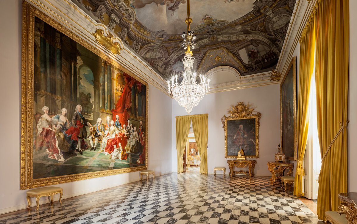 PatrimNacional's tweet photo. ⚜️En el #PalacioReal de La Granja se conserva una magnífica copia del cuadro “La familia de Felipe V”.

El original,  de Van Loo, está en el @museodelprado. Durante el reinado de Isabel II se encargó esta copia al pintor riojano Isidoro Lozano. Está en la  “Saleta del Rey”🖼️ https://t.co/qkGD1YxLWt