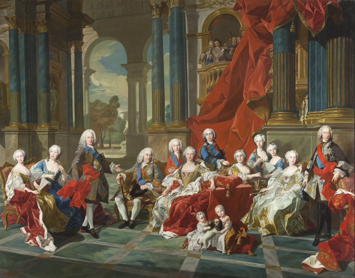 PatrimNacional's tweet photo. ⚜️En el #PalacioReal de La Granja se conserva una magnífica copia del cuadro “La familia de Felipe V”.

El original,  de Van Loo, está en el @museodelprado. Durante el reinado de Isabel II se encargó esta copia al pintor riojano Isidoro Lozano. Está en la  “Saleta del Rey”🖼️ https://t.co/qkGD1YxLWt