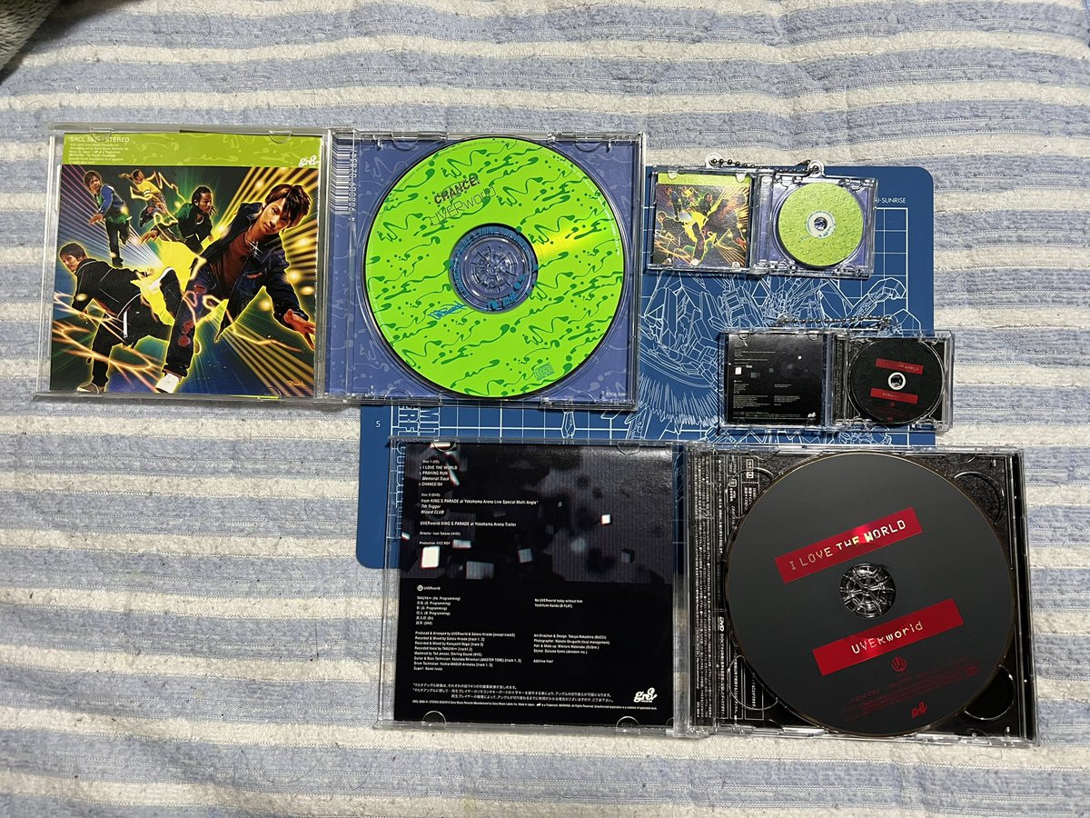 _mocchi's tweet photo. お休みの日の工作

どのCDを使うかめっちゃ迷った

その時間も、楽しかったよ

UVERちゃんはチャンスかDテクか迷ったけど、普段差し色に赤系多いから緑

あと、ライブでまたみんなでアイラブザワールド叫びたいとの願いを込めて

好きなジャケ多いからマジ迷った https://t.co/Lu8zeSjm9R
