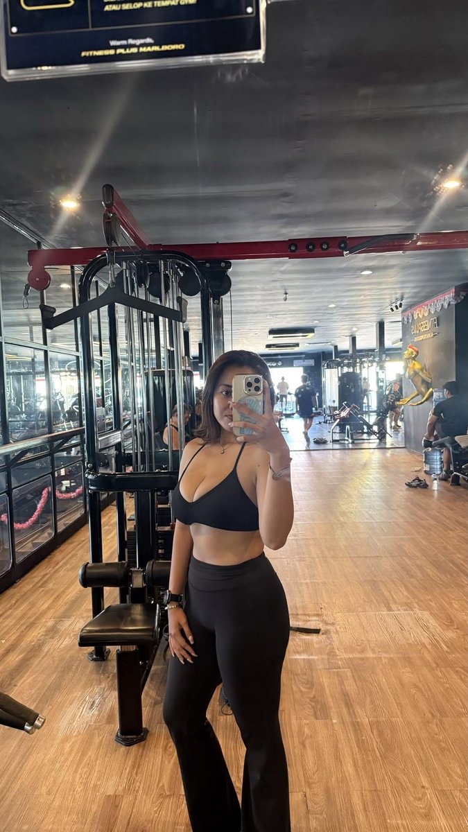 RirinINS's tweet photo. Kalau ada yang begini ditempat gym, kalian para cowok bakal ngajak kenalan gak? 😅
https://t.co/fEU82291ZN https://t.co/knpZWfHZ98