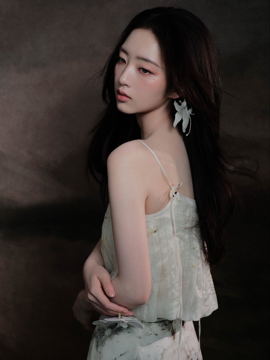enxixii's tweet photo. 261002 TF Ent weibo update

Painting with light and shadow, sketching a picture beyond the song. The layered hemline diffuses soft lines—standing quietly in this moment is already poetry on paper. Tune in tonight at 20:40 for the simultaneous live broadcast on Jiangsu TV, AI Lizhi, and multiple other platforms. #DengEnxi #Hit2026XStage