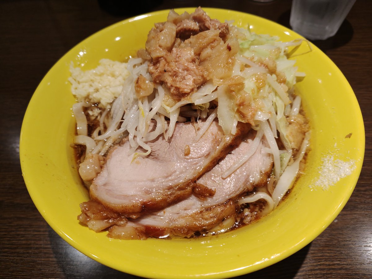 OmutsuSensha's tweet photo. 小+にんにく+アブラマシ
ライト系とは書いてあったけど、豚山と比べて醤油はむしろ効いてる方
豚はアブラ多いのにしっかり最低限の歯ごたえあってとても美味い

250円+で2枚増やせる
次回は絶対増やす
麺は四角くて平べったいタイプ

俺みたいにX見てきた人も多そうで、ワンオペきつそうだった
すまん https://t.co/42gwYkw935