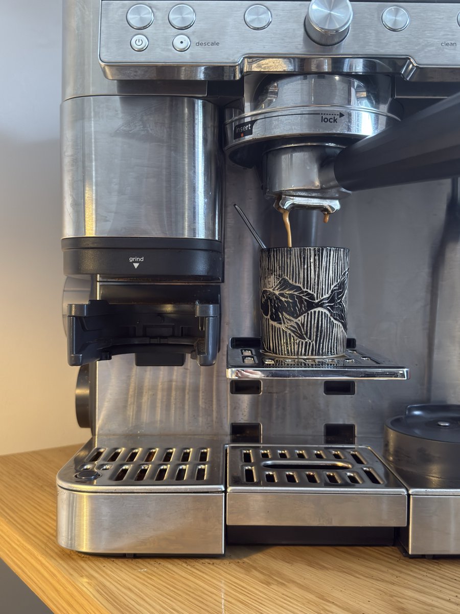 minddomain's tweet photo. Espresso-esmer şeker ikilisini öven birini gördüm geçenlerde ama esmer şekerim yok. Düz şekerle espresso içeceğim şimdi. https://t.co/cSE4oWIvJo
