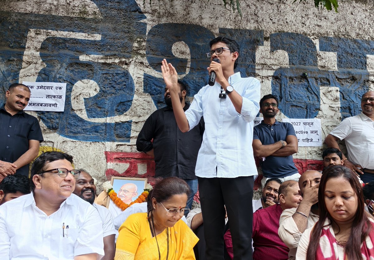 RRPSpeaks's tweet photo. हा आहे पंचगंगेचं पाणी पिणारा कोल्हापूरचा पठ्ठ्या… विवेकानंद पाटील. #MPSC च्या विद्यार्थ्यांच्या आंदोलनात रात्री एकटाच अडीच-तीन तास ‘बॅटिंग’ करत होता आणि सकाळीही जब्बर ‘टोलेबाजी’ केली. चौफेर वाचन, ग्रामीण आणि शहरी समज, सामाजिक-राजकीय परिस्थितीचा आवाका असलेला आणि प्रामाणिक… असे अनेक विद्यार्थी हे  #MPSC ची तयारी करतात पण भ्रष्ट व्यवस्थेमुळं शेवटी त्यांच्या हाती केवळ निराशा येते. त्यामुळं #MPSC मधील भ्रष्टाचाराचं प्रमुख खोडच मुळासकट उपटून काढण्यासाठी हे विद्यार्थी सत्याग्रहाला बसले आहेत. एकदा भ्रष्टाचाराचं खोड हटवलं तर फांद्या आपोआप बाजूला होतात.. त्यामुळं भिमनवारांचा राजीनामा होईपर्यंत आता माघार नाही..!

#MPSC_विद्यार्थी_सत्याग्रह
#भिमनवारांचा__राजीनामा_झालाच_पाहिजे
#आता_माघार_नाही