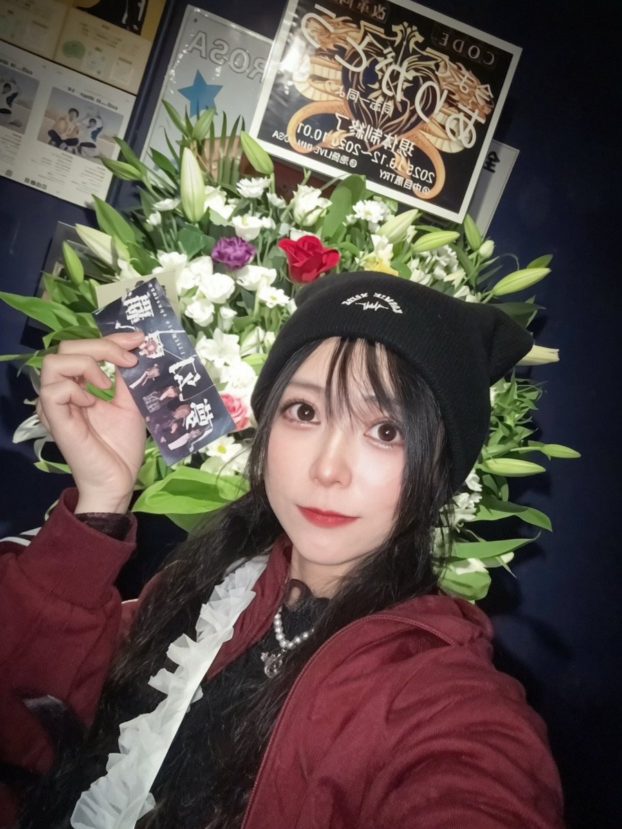 kanon_zankyo's tweet photo. CODE改革同盟さんの現体制終了ライブに行ってきました。
たくさん共演させてもらって。凪沙ちゃんは生誕祭も出させてもらって。ステージがとても好きで。プライベートまで好きになっていって。一緒にお酒を飲む仲になって。

寂しい。

大袈裟ではなく、歴史がひとつ終わる瞬間を私たちは見たのだと思う。
CODEさんの歌には、パフォーマンスには、魂があったよね。だからみんなこんなに惹かれたんだよね。

最後に凪沙ちゃんとゆらちゃんとチェキを撮れたので、わたしは大好きだと伝えたかった、そして1年間、ほんとう��がんばったね。ほんとうにほんとうに。

はじまることは終わること。そしてそれを信じまいとすること。そして、終わることははじまること。
またステージで待っています。信じています。ステージに立つべき人たちだから❣️またね。