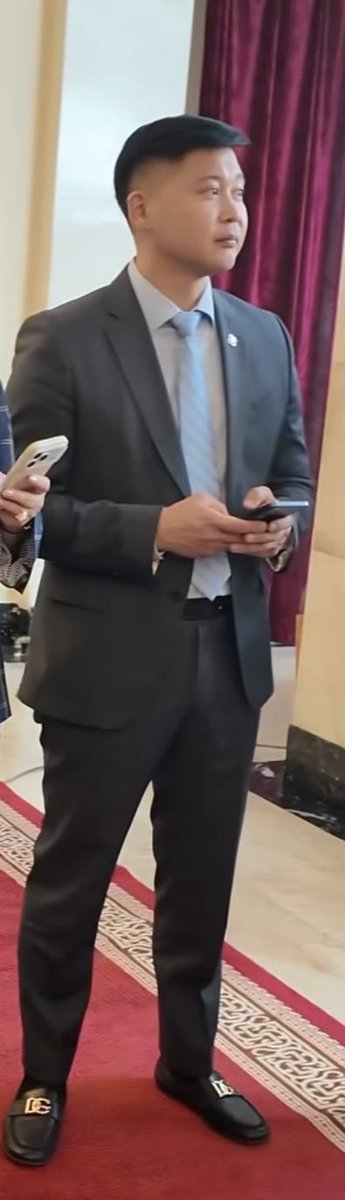 _dsolongo's tweet photo. Dolce &amp; Gabbanа өмссөн донгио...

Албан ажилд брээндийн ийм том логотой гутал өмссөн дэлхийн анхны ирвааг хар даа 👀 https://t.co/mFXFzBSyNX