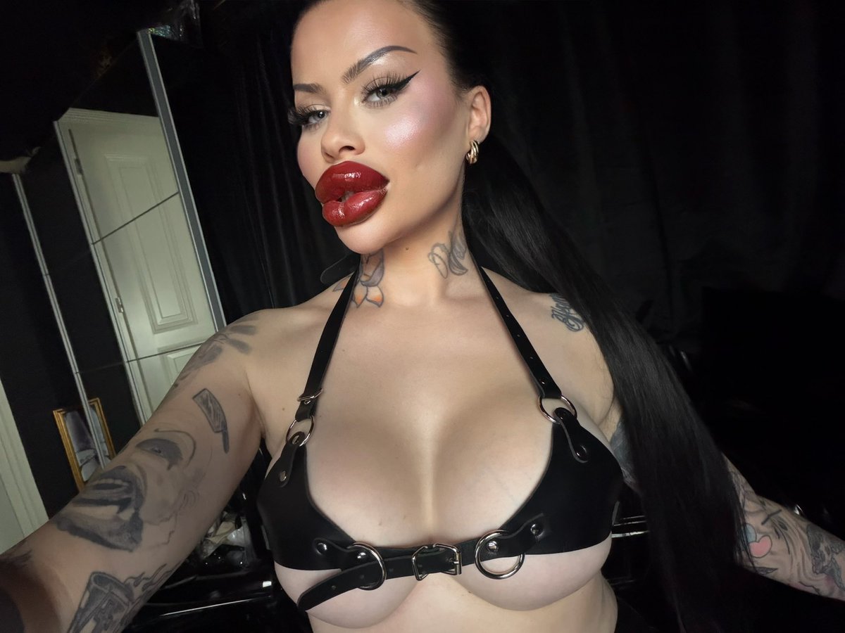 FetischBarbie's tweet photo. Submit to me 👸🏻 https://t.co/CnEugmmHGH