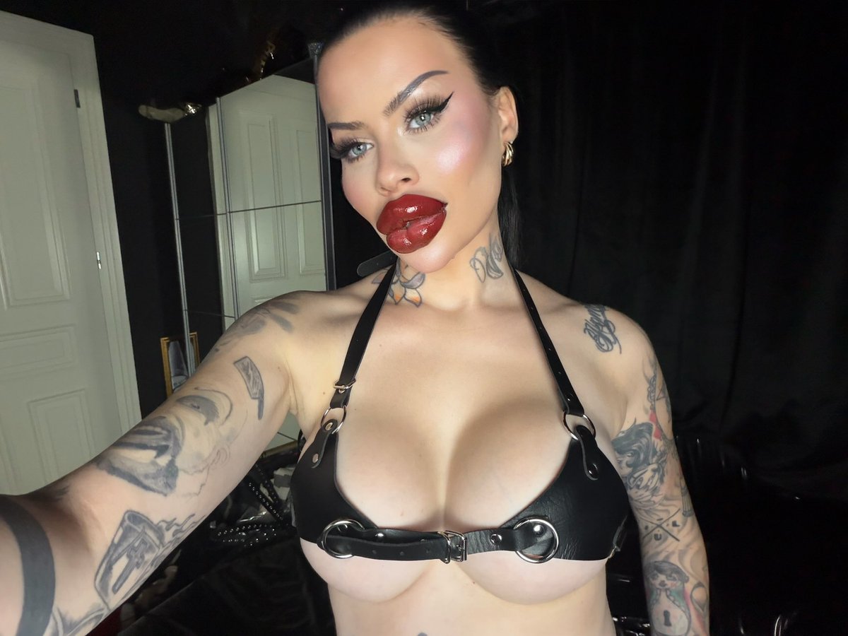 FetischBarbie's tweet photo. Submit to me 👸🏻 https://t.co/CnEugmmHGH