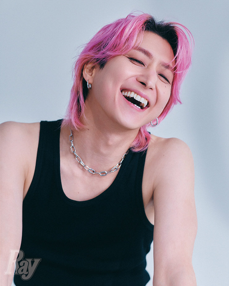 mag_ray's tweet photo. ＼🩷Ray11月号 大好評発売中🩷／

特別版の表紙を飾ってくれた #佐久間大介 さんの誌面カットを特別に大公開🩷

一瞬で心を奪われちゃいそうな、
黒のタンクトップ姿で見せてくれた最高の笑顔に
ときめきが止まらないはず…

これは保存必須です📸🩷

Ray11月号では、「佐久間大介アイドルの才能」と題して、
多彩な魅力を放つ佐久間さんの
“アイドルの才能”を徹底解剖しています✨

ぜひ、チェックしてください☑️
→🔗https://t.co/1zAFJlcUKA

#Ray #SnowMan  #映画マッチング 
@SAK_SAK_SAKUMA 
@SN__20200122
