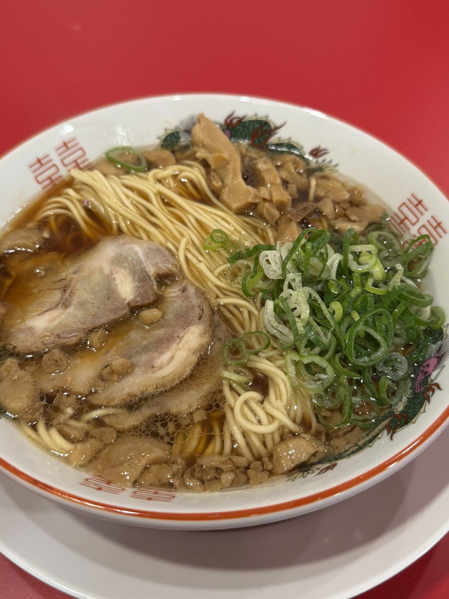 serverSE's tweet photo. 【中華そばふじい 新橋店】
大阪の人気店が新橋にオープン！LINEで待ち順を確認し30分で入店。
「中華そば（ネギ多めアブラ多め）」をオーダー。醤油が効いたスープに博多風の極細麺、ぷかぷか浮いた背脂の甘みが良いアクセント！別皿のシャキシャキネギも最高で、今後���気沸騰間違いなしの注目店👍 https://t.co/CG8YVc1EWe