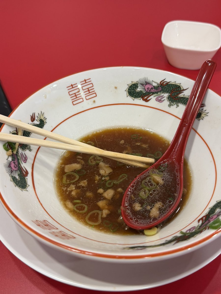 serverSE's tweet photo. 【中華そばふじい 新橋店】
大阪の人気店が新橋にオープン！LINEで待ち順を確認し30分で入店。
「中華そば（ネギ多めアブラ多め）」をオーダー。醤油が効いたスープに博多風の極細麺、ぷかぷか浮いた背脂の甘みが良いアクセント！別皿のシャキシャキネギも最高で、今後���気沸騰間違いなしの注目店👍 https://t.co/CG8YVc1EWe