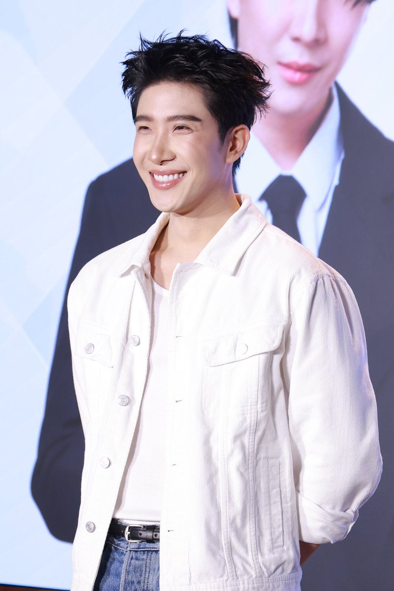 DrAllyBrand's tweet photo. ภาพบรรยากาศงาน https://t.co/yqXttvpoN4 Pretty Little Things With Khaotung 💕

🗓️ 27.09.2026

https://t.co/gQcJN2OI9l

Pretty Little Things With Khaotung 
#DrAllyXKhaotung 
#khaotung https://t.co/gXZHXx1E8k