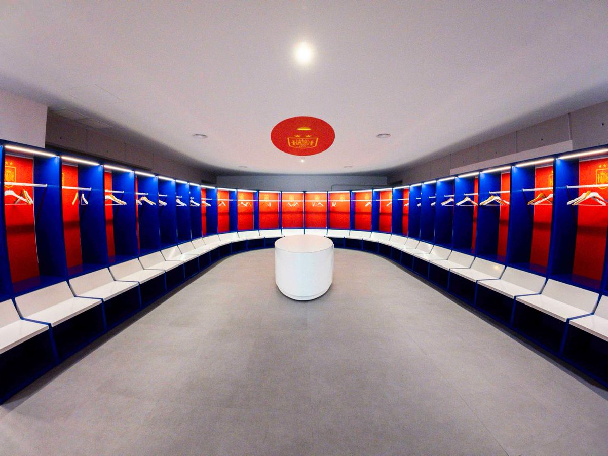RealOviedo's tweet photo. 🏟️ Nuestro Carlos Tartiere ya luce los colores de la 🇪🇸
👍🏻 Todo listo para el partidazo de mañana ante la República Checa ⚽

@SEFutbol 
#RealOviedo 🔵⚪ https://t.co/6wZ7qlarbN