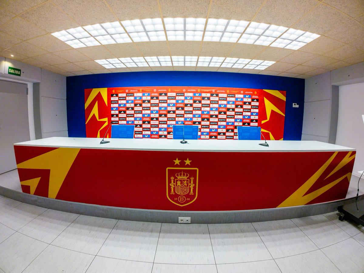 RealOviedo's tweet photo. 🏟️ Nuestro Carlos Tartiere ya luce los colores de la 🇪🇸
👍🏻 Todo listo para el partidazo de mañana ante la República Checa ⚽

@SEFutbol 
#RealOviedo 🔵⚪ https://t.co/6wZ7qlarbN