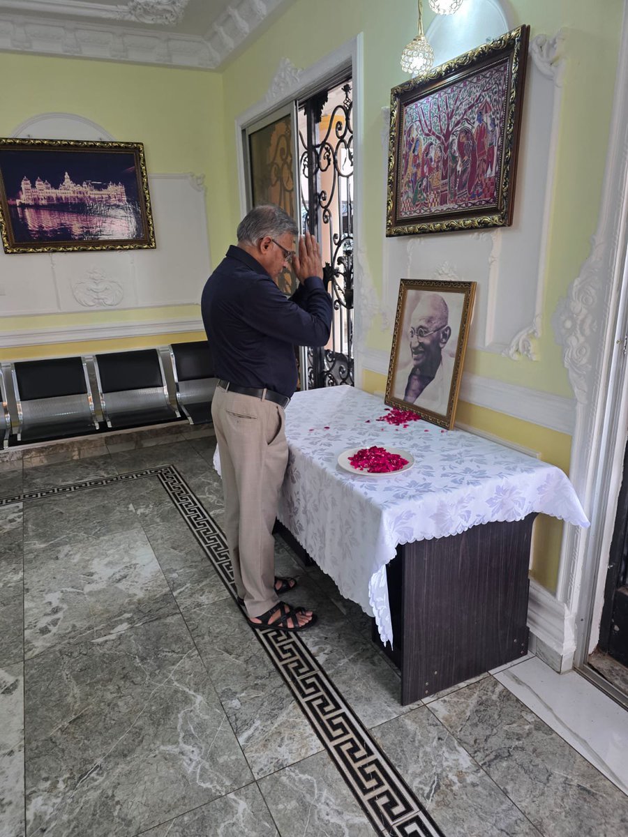 hciyaounde's tweet photo. On the occasion of Gandhi Jayanti, members of the High Commission and the Indian diaspora paid homage to Mahatma Gandhi today, a tree was also planted at the High Commission premises under the “Ek Ped Maa Ke Naam” initiative.
@MEAIndia
#Ekpedkenaam
#GandhiJayanti https://t.co/22t82bsh9b