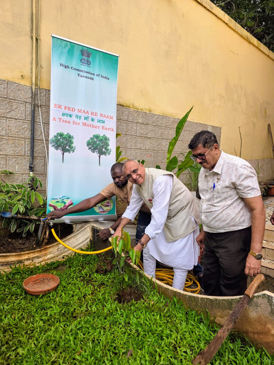 hciyaounde's tweet photo. On the occasion of Gandhi Jayanti, members of the High Commission and the Indian diaspora paid homage to Mahatma Gandhi today, a tree was also planted at the High Commission premises under the “Ek Ped Maa Ke Naam” initiative.
@MEAIndia
#Ekpedkenaam
#GandhiJayanti https://t.co/22t82bsh9b