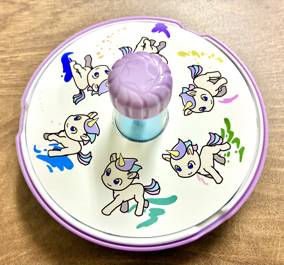 koudai_nanahosi's tweet photo. 10/4のアニケットではブースで遊べるオモチャも持っていきます！その名も⋯
🌀🌀スピンアニメーカー🌀🌀
クルクル回して遊んでね！うーにゃんやラボメンバーのかわいいアニメを用意して待ってます。
#indie_aniket https://t.co/V7sj1uS5Xw