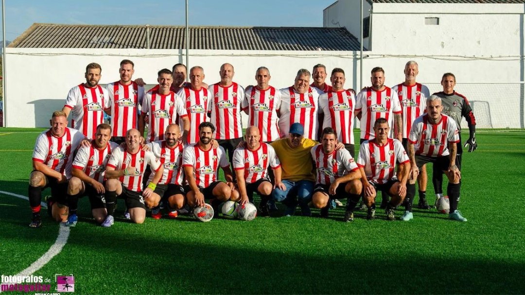 aytoalozaina's tweet photo. 📢⚽ Así vivimos el Gran encuentro fútbolístico en Coín 🏆
📸 Os compartimos algunas imágenes del pasado domingo 27 de septiembre. El Alozaina Balazo Veteranos se volcó con la Asociación Española Contra el Cáncer en un cartel de lujo 🎗️🏃‍♂️.
¡Día de fútbol y solidaridad!
#Alozaina https://t.co/5TWVNqCpbQ