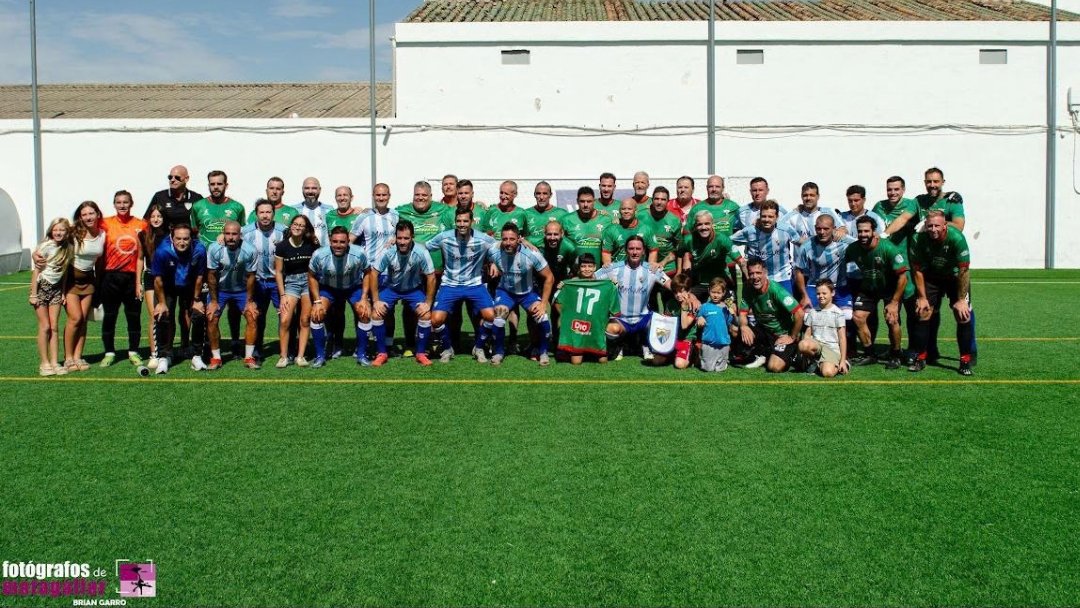aytoalozaina's tweet photo. 📢⚽ Así vivimos el Gran encuentro fútbolístico en Coín 🏆
📸 Os compartimos algunas imágenes del pasado domingo 27 de septiembre. El Alozaina Balazo Veteranos se volcó con la Asociación Española Contra el Cáncer en un cartel de lujo 🎗️🏃‍♂️.
¡Día de fútbol y solidaridad!
#Alozaina https://t.co/5TWVNqCpbQ