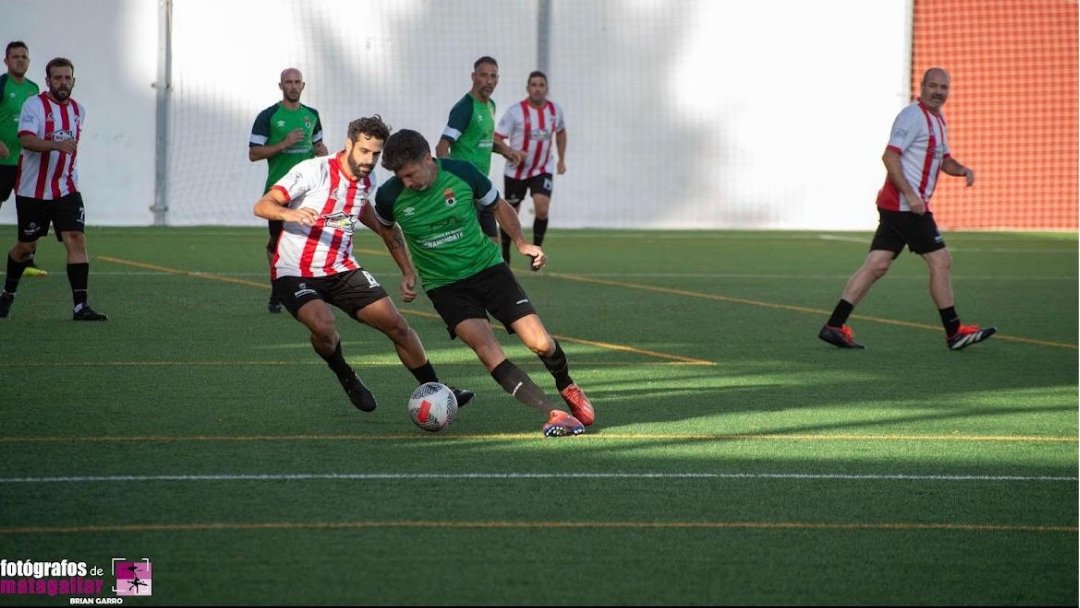 aytoalozaina's tweet photo. 📢⚽ Así vivimos el Gran encuentro fútbolístico en Coín 🏆
📸 Os compartimos algunas imágenes del pasado domingo 27 de septiembre. El Alozaina Balazo Veteranos se volcó con la Asociación Española Contra el Cáncer en un cartel de lujo 🎗️🏃‍♂️.
¡Día de fútbol y solidaridad!
#Alozaina https://t.co/5TWVNqCpbQ
