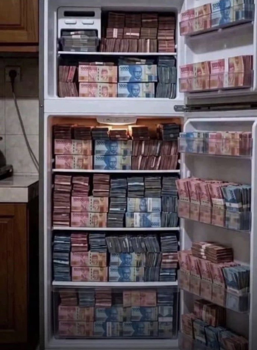 wayward147's tweet photo. My fridge playlist: gbim gbim 💵, gbim gbim 💵
> No food, just funds on repeat 🎧🥶 https://t.co/OCkLsARWhP