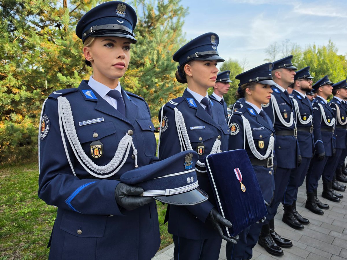 PolskaPolicja's tweet photo. Rozpoczęły się uroczystości pogrzebowe tragicznie zmarłego policjanta Komendy Powiatowej Policji w Bolesławcu, który został śmiertelnie postrzelony podczas wykonywania obowiązków służbowych w Kraśniku Górnym.

W ostatniej drodze naszemu Koledze towarzyszą Rodzina, Najbliżsi, a także Komendant Główny Policji gen. insp. Marek Boroń wraz z kadrą polskiej Policji oraz przedstawiciele administracji rządowej i władz lokalnych, służb mundurowych, policjantki i policjanci z całego kraju.

Uroczystości pogrzebowe rozpoczęły się od odczytania postanowienia Prezydenta RP o mianowaniu Natana Sieronia na pierwszy stopień oficerski podkomisarza Policji oraz odznaczeniem przez Ministra Spraw Wewnętrznych i Administracji Złotą Odznaką „Zasłużony Policjant”.

Dzisiejszy dzień jest dla całego środowiska policyjnego czasem zadumy i pamięci o Policjancie, który pozostał wierny rocie ślubowania do samego końca, wypełniając swoje obowiązki z najwyższym poświęceniem.

Cześć Jego Pamięci!