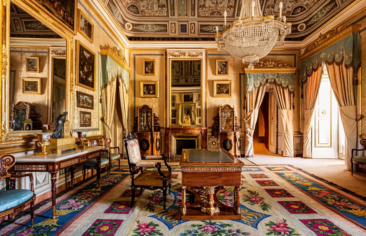 PatrimNacional's tweet photo. 👸🏻 El despacho de la Reina del #PalacioReal de Aranjuez es una estancia que muestra el refinamiento del estilo neoclásico.

Las paredes están vestidas con colgaduras de damasco en blanco y oro. Combinan con los detalles en azul en las cortinas, el zócalo y los asientos 🩵 https://t.co/S9e18cvHGg