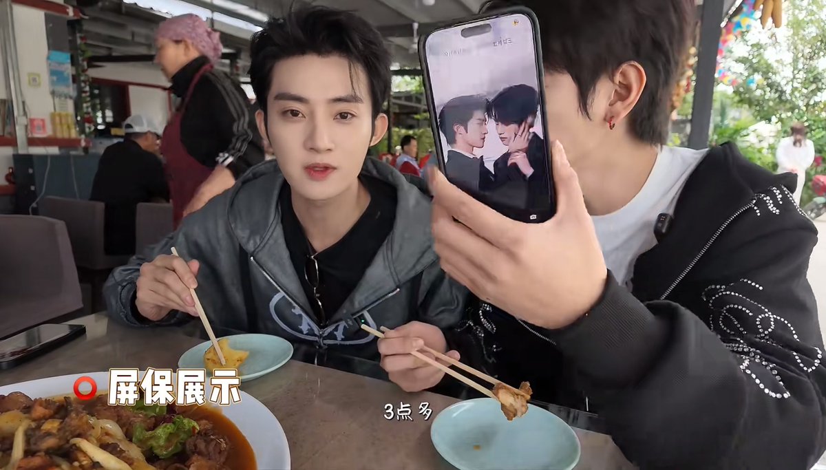 siwoosik's tweet photo. the way hao doesn't make his wallpaper fit the screen annoys me so much lmao😭😭

genz                                                       millennial https://t.co/SGlR0TUOz2